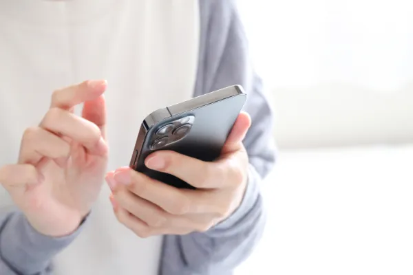 保険会社に連絡する様子