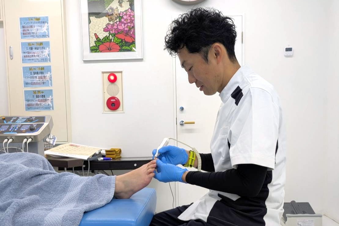 国分寺みんなの整骨院の巻き爪施術の風景
